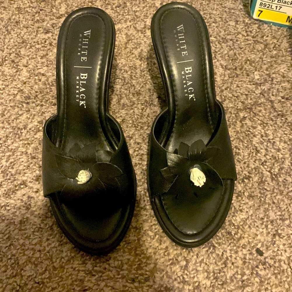 Nwb size 7 black house white market wedge heel, open toe with flower details.